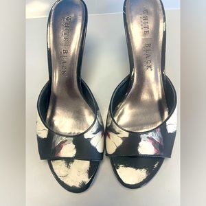 White House black market open toe mule black and floral sandals size 7.5 shoes